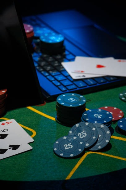 Texas Hold'em Bonus live dealer studio with professional dealer and HD camera angles