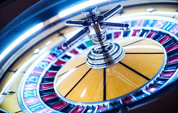 Yggdrasil live-dealer studio with professional dealer, HD cameras, and multi-angle table view